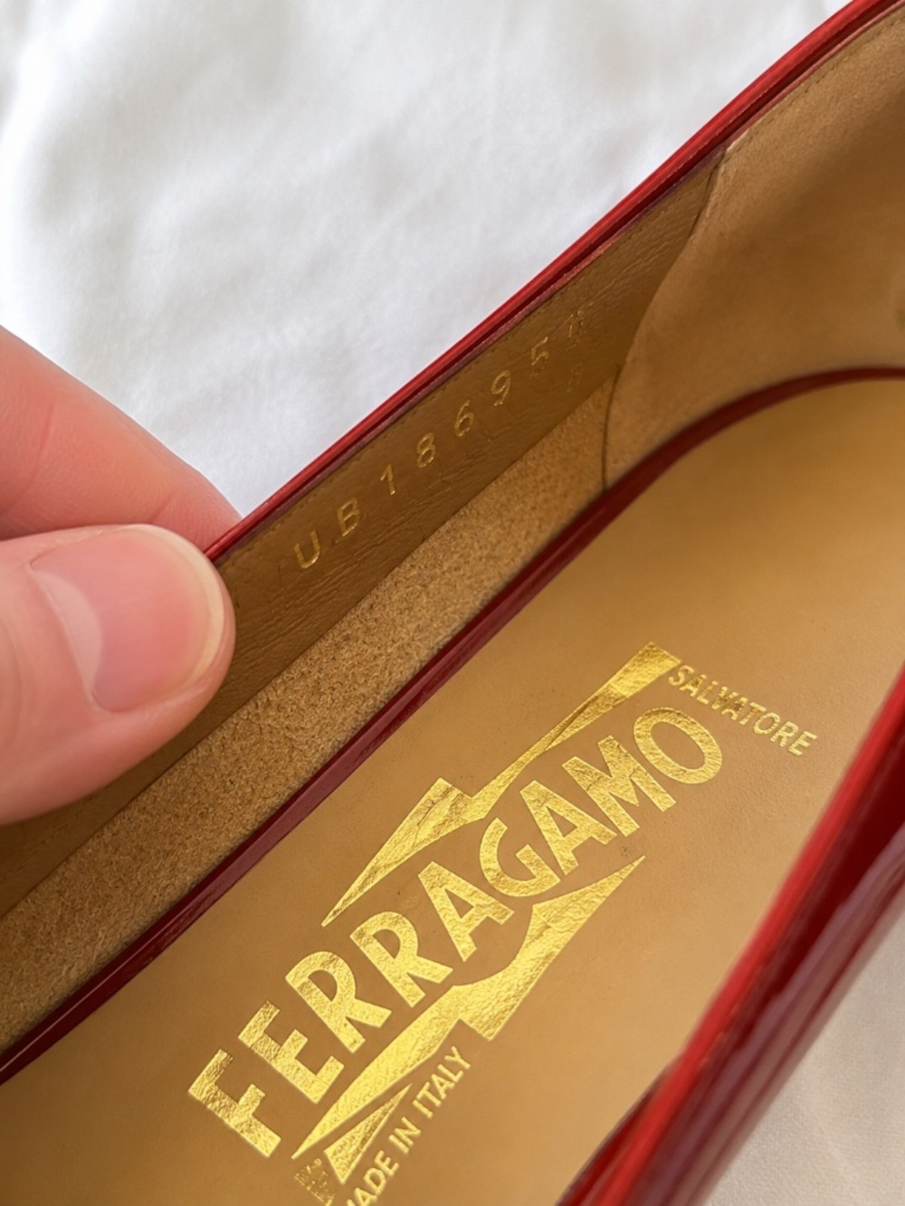 Salvatore Ferragamo Red Patent Vara Pumps 5B Gold Bow Made in Italy - Picture 5 of 6